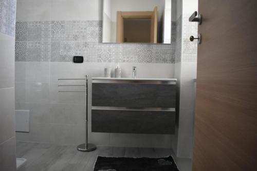 a bathroom with a sink and a mirror at A casa di Gió e Chri in Minturno