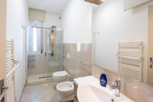 ein Badezimmer mit Toilette, Waschbecken und Dusche in der Unterkunft Casa Rosy - Arma di Taggia in Arma di Taggia