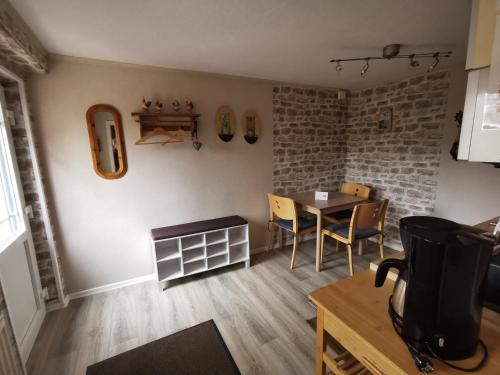 een kamer met een tafel en stoelen en een eetkamer bij Casa Hibiscus in Putbus