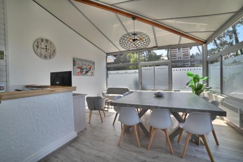 une cuisine et une salle à manger avec une table et des chaises dans l'établissement Gîte 2 à 12 personnes La côte d'Argent plage à pied, à La Tremblade