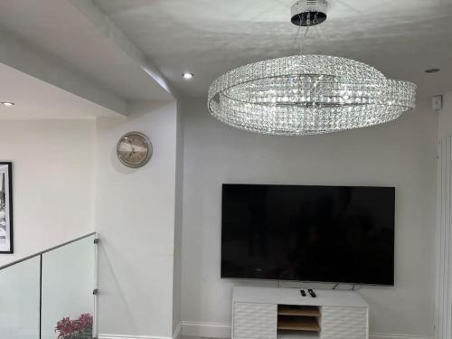 Μια τηλεόραση ή/και κέντρο ψυχαγωγίας στο Modern Family Home in Greater London
