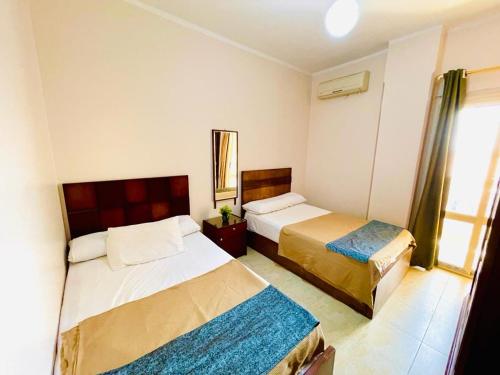 Tempat tidur dalam kamar di Charbel apartments