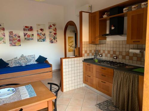 een keuken met een bed en een tafel in een kamer bij Home Heart Rita in Terracina