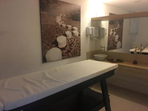 a bathroom with a counter and a sink and a mirror at Apartamento Menara Morumbi in São Paulo