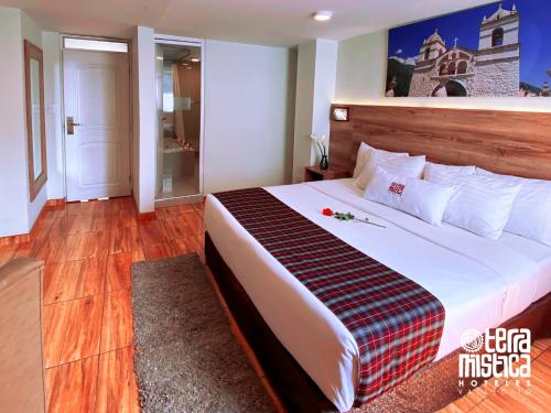a hotel room with a large bed in a room at Terramistica Vallecito in Arequipa