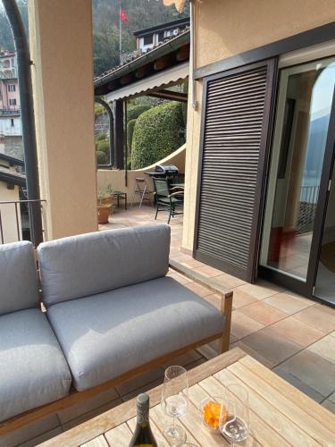 un divano su un patio con tavolo di The Best view on Morcote a Morcote