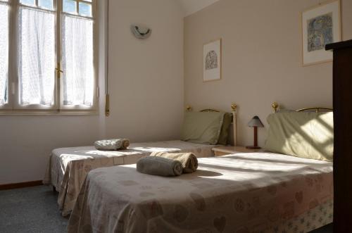 pokój z 2 łóżkami w pokoju w obiekcie Villa La Parisienne w mieście Diano Borello