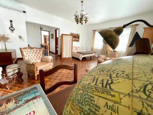 un soggiorno con divano e tavolo in una camera di Casa Às Oito ad Angra do Heroísmo