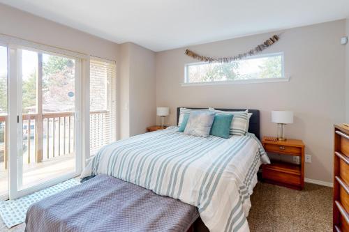 un dormitorio con una cama y una ventana en True North, en Rockaway Beach