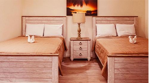 מיטה או מיטות בחדר ב-Westmore Beach Villas Limited