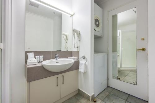 Ett badrum på Quest Auckland Serviced Apartments
