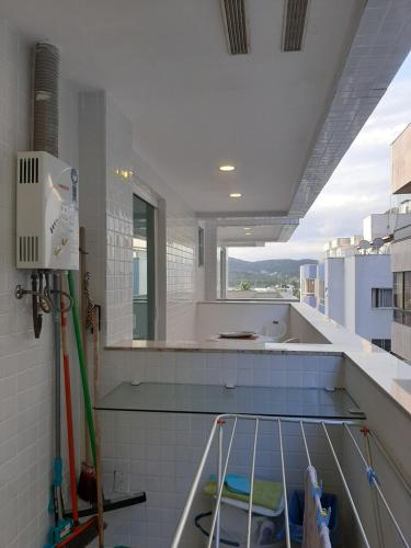 una cucina bianca con un lavello e un bancone di Apartamento Top Praça da Bandeira - Praia do Forte a Cabo Frio