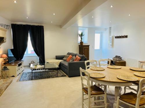 un salon avec une table et un canapé dans l'établissement La Casa D'Alauna, à Valognes