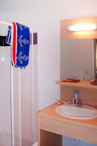 La salle de bains est pourvue d'un lavabo, d'une douche et d'une serviette. dans l'établissement Cassen Holiday House with Pool, à Cassen