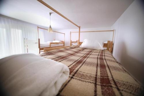 ein Schlafzimmer mit einem Bett in einem Zimmer in der Unterkunft Hostel Bushati in Prizren