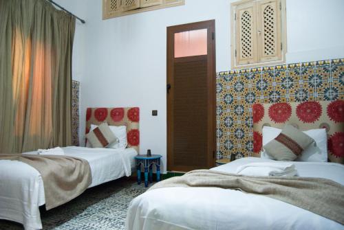 Una cama o camas en una habitación de Riad Yenna