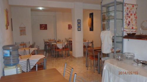 un comedor con mesas y sillas en un restaurante en Mylos, en Livadi
