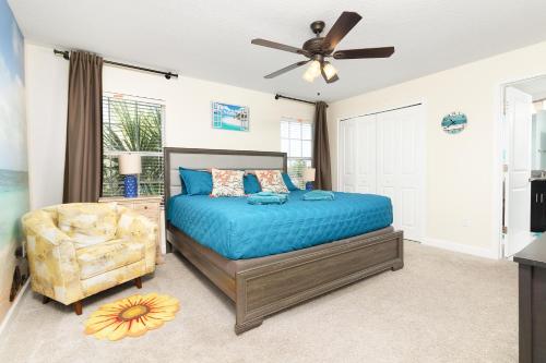 En eller flere senge i et værelse på Storey Lake Home W Pool Mins To Disney 4br Waterpark