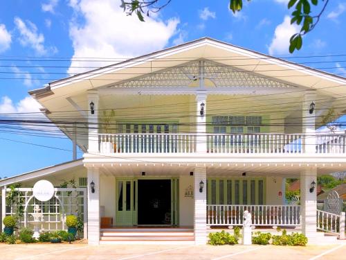 Gallery image of เซน บัลโคนี่ เฮ้าส์ ระนอง in Ban Lum Than