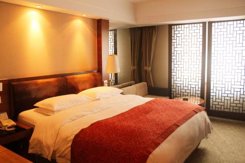 A bed or beds in a room at Beijing Continental Grand Hotel