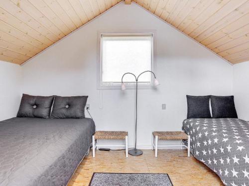 1 Schlafzimmer mit 2 Betten und einem Fenster in der Unterkunft Holiday home Sjølund XXI in Sjølund