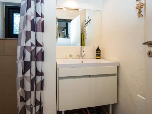 une salle de bain avec un lavabo et un miroir dans l'établissement 4 person holiday home in Ebeltoft-By Traum, à Ebeltoft