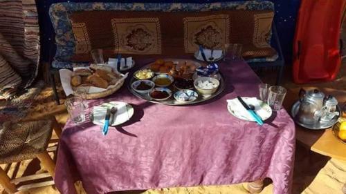 Eten bij of ergens in de buurt van de luxe tent

