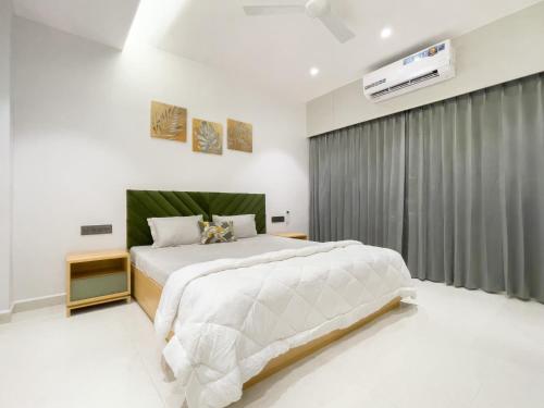 Llit o llits en una habitació de Regency Farm House With Pvt Swimming Pool Surat