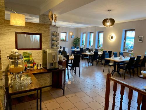 une salle à manger avec des tables et des chaises dans un restaurant dans l'établissement Hotel garni Zum Rebstock, à Naumbourg