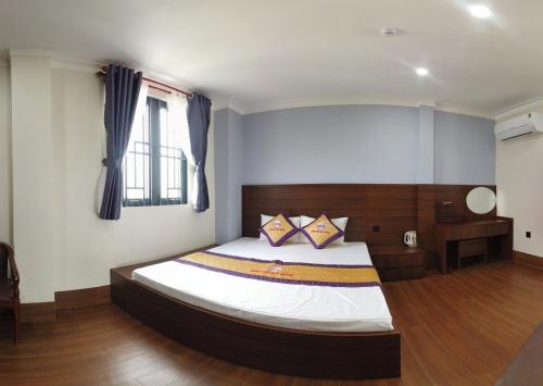 Un pat sau paturi într-o cameră la Khách sạn Sớm Phú Quý - Ninh Thuận