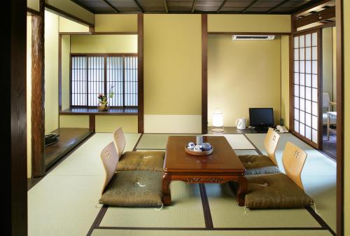 Un lugar para sentarse en Matsubaya Ryokan