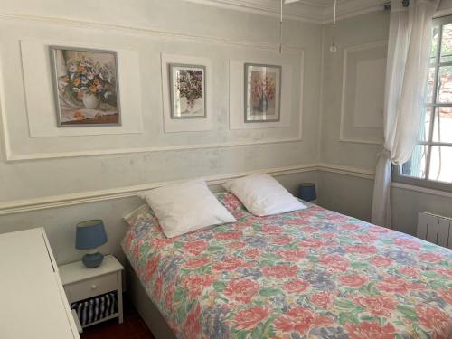 ein Schlafzimmer mit einem Bett und zwei Kissen darauf in der Unterkunft Villa Provençale Le Mas Busien in La Motte