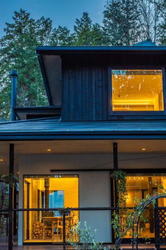 a house with a blue roof and windows at Auberge Hidanomori in Takayama