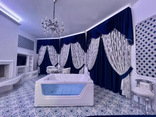 - une grande salle de bains avec baignoire au milieu d'une pièce dans l'établissement Mirage Rooms, à Anzio