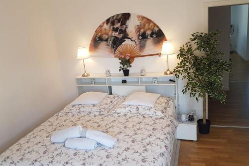 1 dormitorio con 1 cama con 2 almohadas en 3-Zimmer-Wohnung in Märchenstadt!, en Heidelberg