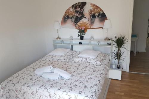1 dormitorio con 1 cama con 2 almohadas en 3-Zimmer-Wohnung in Märchenstadt!, en Heidelberg