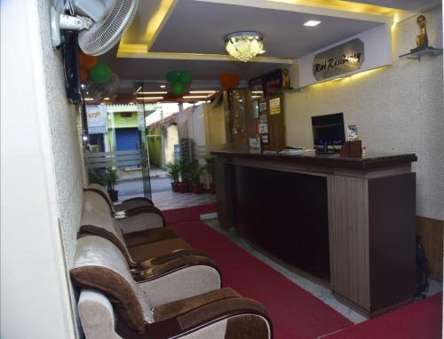 TV a/nebo společenská místnost v ubytování Raj Residency Mysuru