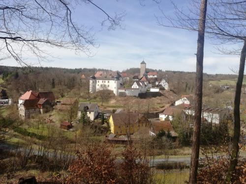 un pequeño pueblo con una iglesia en una colina en Ferienhaus am Schloss, Haag 127, en Aufseß