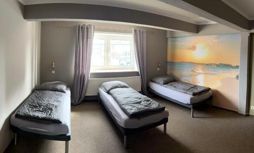 En eller flere senge i et værelse på Hostel Fehmarn Mehrbett-Zimmer