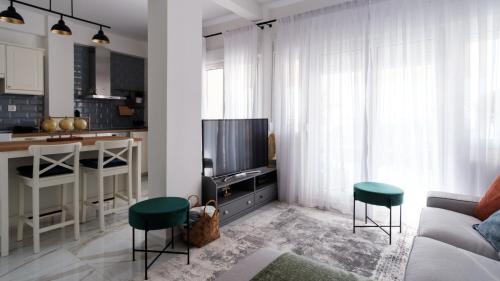 TV a/nebo společenská místnost v ubytování Home is