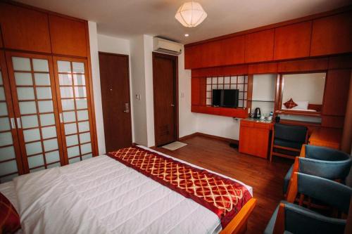 a hotel room with a bed and a kitchen at Halong & Me Hometel Double Room in Ha Long