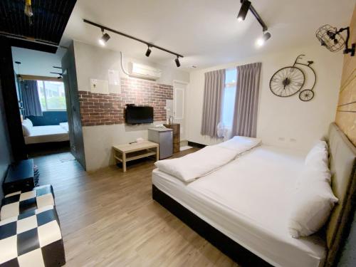 sypialnia z łóżkiem z zegarem na ścianie w obiekcie Fengjia dream house w mieście Taizhong