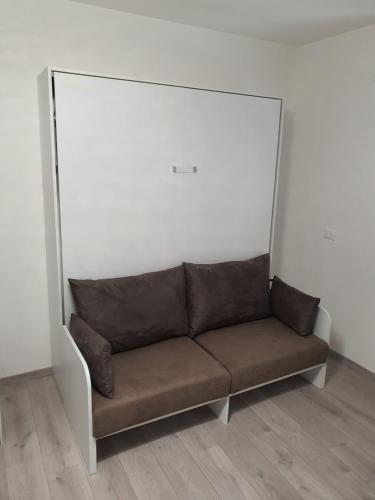 un divano in una stanza con parete bianca di Martin House a Pergine Valsugana