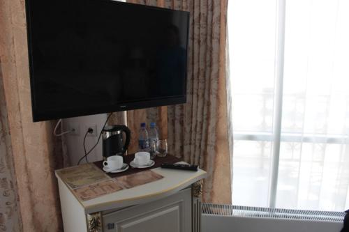 TV de pantalla plana en la parte superior de una mesa en "Palazzo", en Kostanái