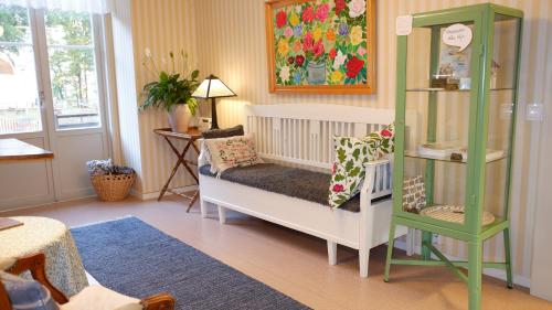 a baby room with a crib and a green shelf at Villa Eira vandrarhem in Hjo