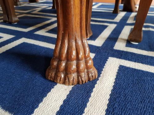 a wooden leg of a table on a blue rug at Villa Eira vandrarhem in Hjo