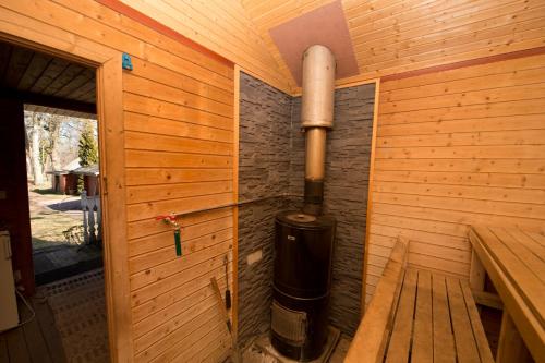 aoutside view of a wooden sauna with a wood wall at Naturskönt boende nära Skövde in Skövde
