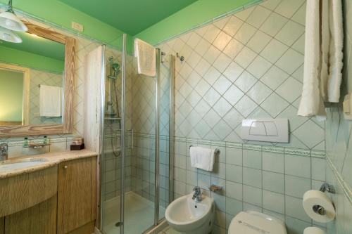 Ένα μπάνιο στο ACCADEMIA VINE LODGE