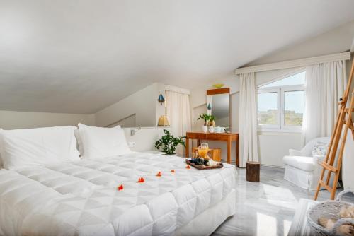 1 cama blanca grande en una habitación con ventana en Villa Athena Kallergi, en Loutra