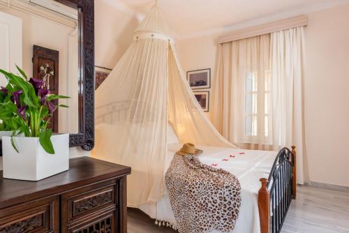 Katil atau katil-katil dalam bilik di Villa Kallergi Athena 12 guests with Concert Piano & Pool